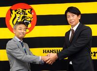 阪神・竹内孝行球団副本部長（左）と握手を交わす的場寛一氏（撮影・山口登）