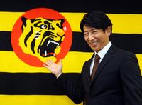 ２軍打撃コーチに就任し、ポーズを決める的場寛一氏（撮影・山口登）