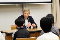 子どもたちに講演を行う阪神・岩田稔ＣＡ