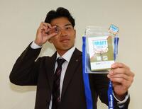 自身が好きな内藤哲也の「内藤ポーズ」で記念撮影に応じるドラフト６位指名の東京ガス・越川海翔（撮影・中島達哉）