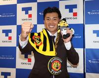 ６位指名に喜ぶ東京ガス・越川海翔（撮影・佐々木彰尚）