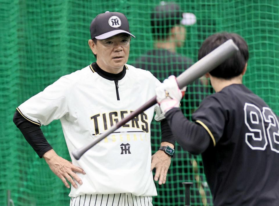 　打撃指導する和田コーチ（撮影・田中太一）