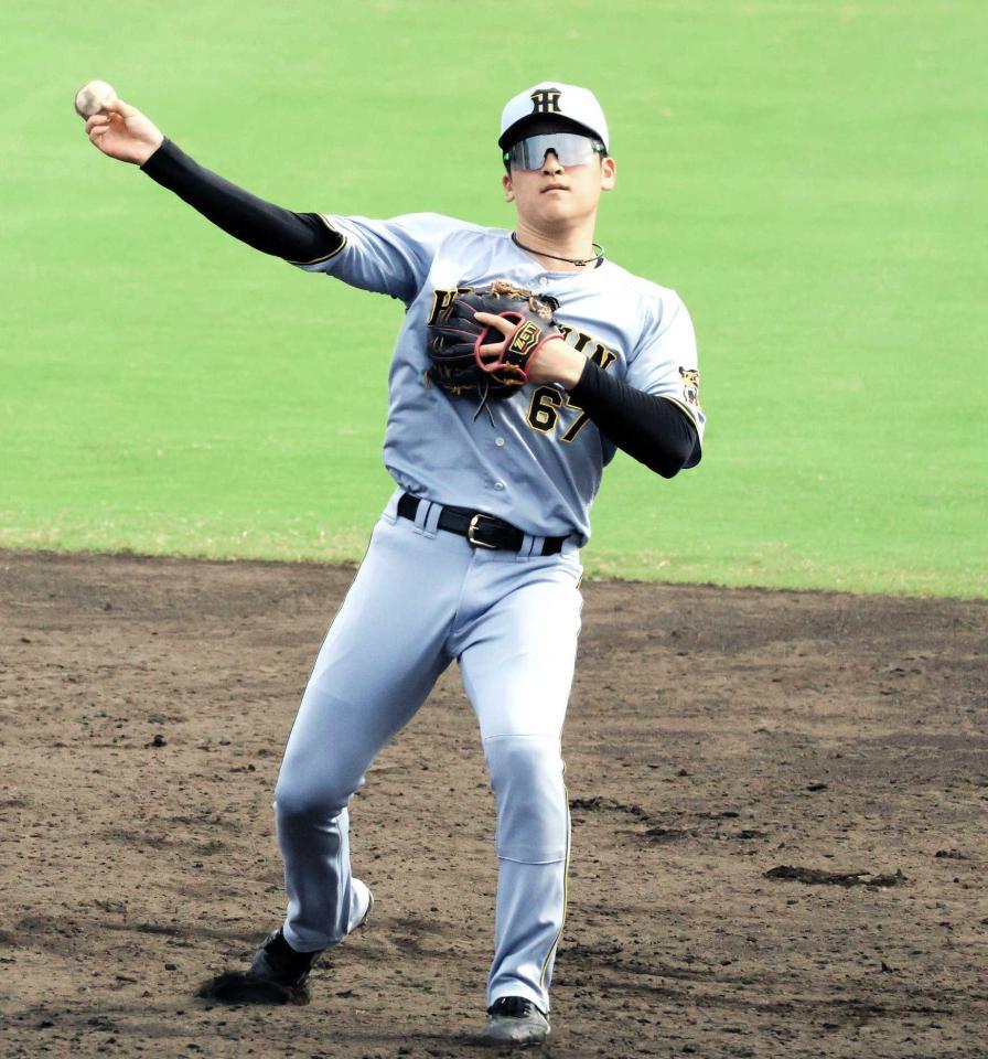 　フェニックス・リーグの巨人戦、５回の守備からショートのポジションについた高寺＝２２日
