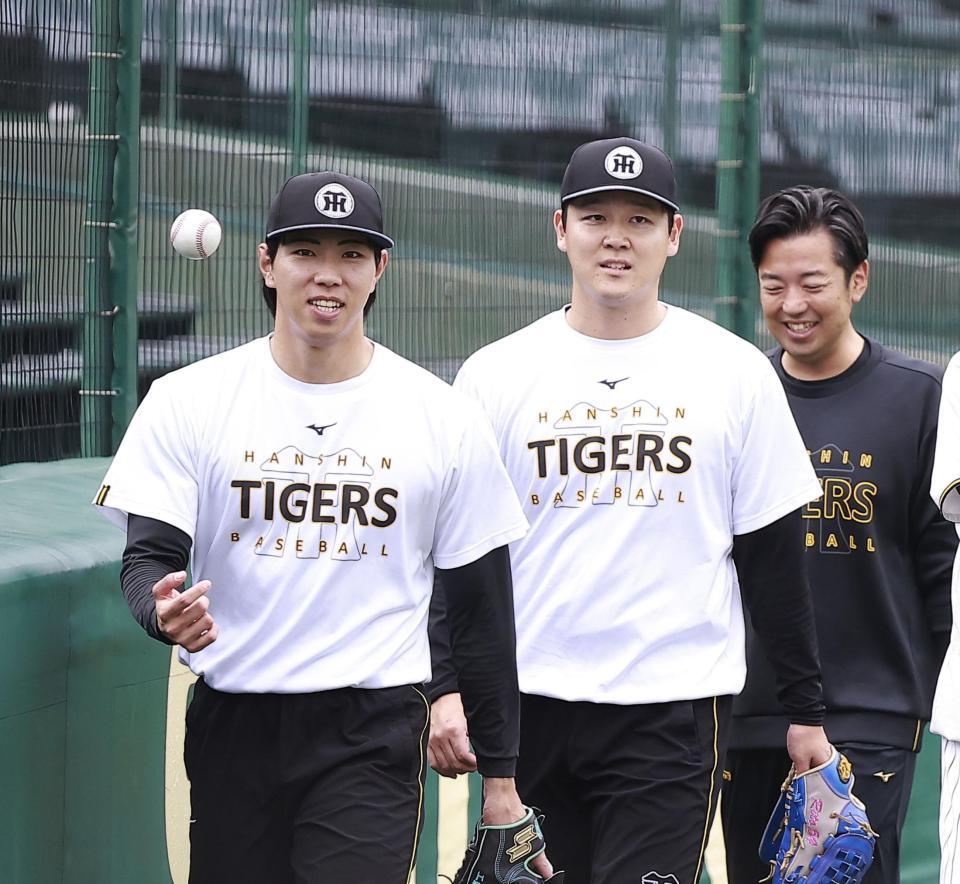 工藤（左）とのキャッチボールを終えた木下（撮影・西田忠信）