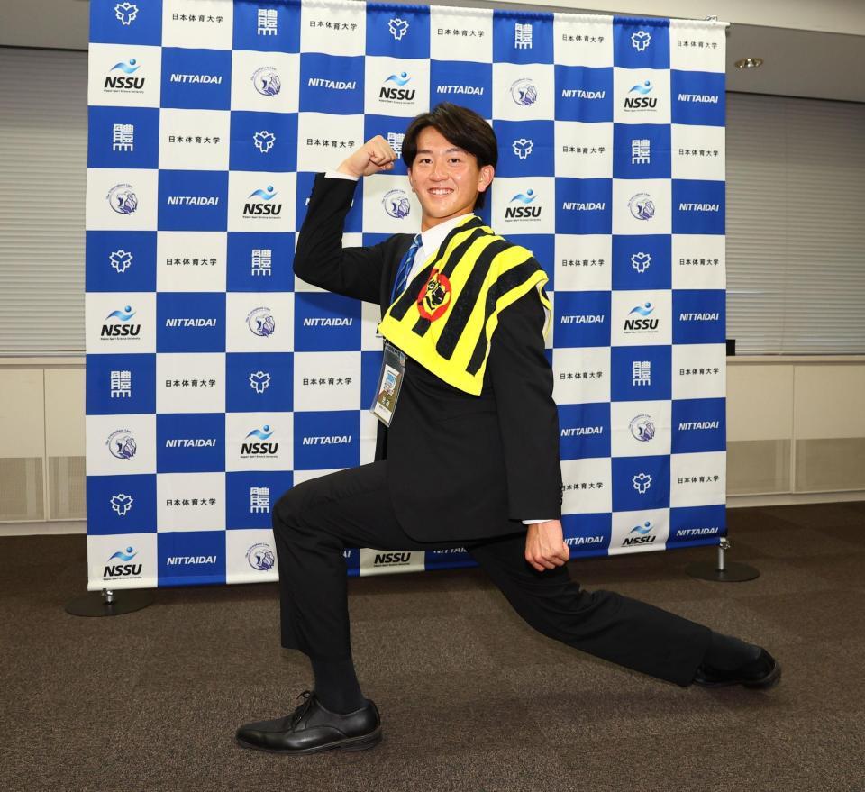 日体大の伝統応援スタイルの「エッサッサ」ポーズで記念撮影に応じるドラフト２位指名の日体大・馬場拓海（撮影・中島達哉）