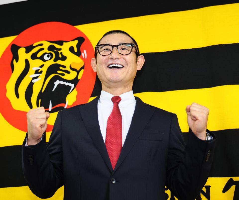 打撃コーチ就任会見を終えた坪井智哉氏はガッツポーズで笑顔を見せる（撮影・田中太一）