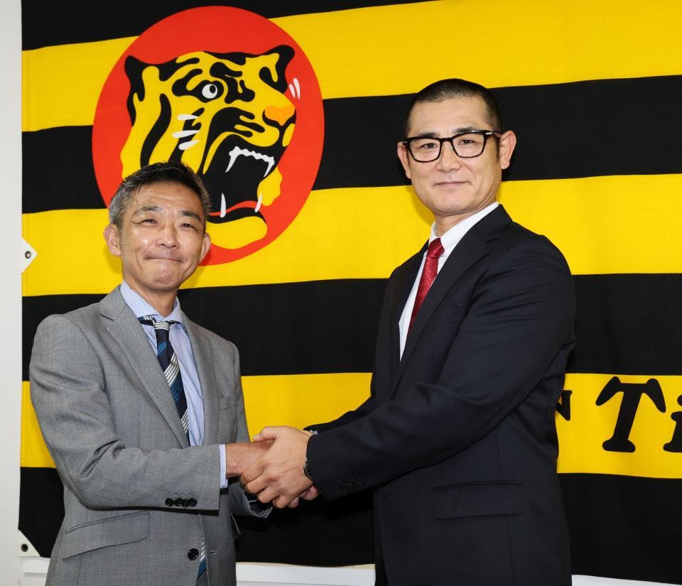 竹内球団副本部長と握手する坪井智哉氏（撮影・田中太一）