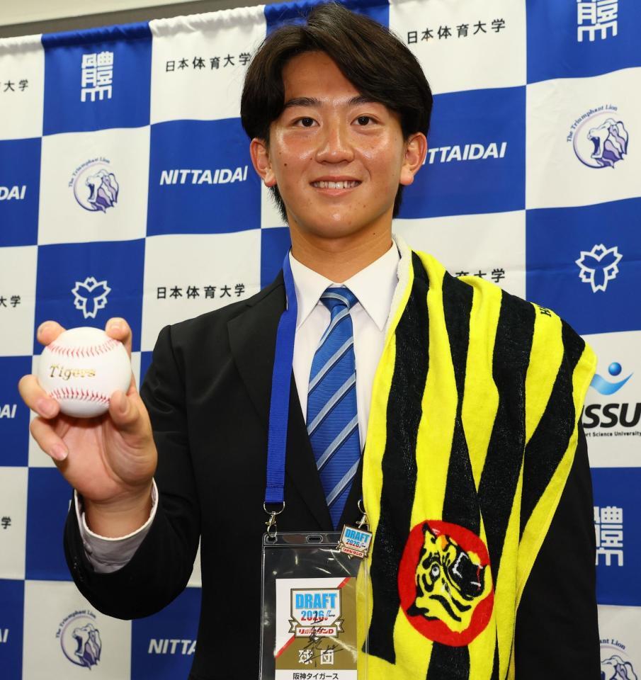 指名あいさつで記念撮影に応じるドラフト２位指名の日体大・馬場拓海（撮影・中島達哉）