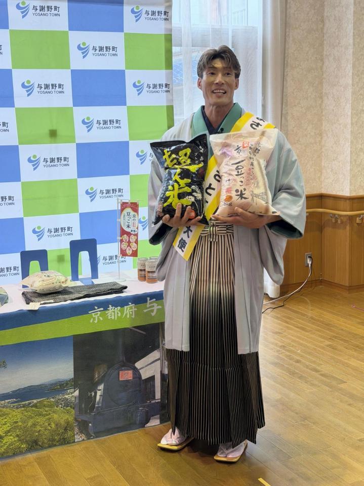 自身がプロデュースする超人米と与謝野町のお米をＰＲする糸井嘉男ＳＡ