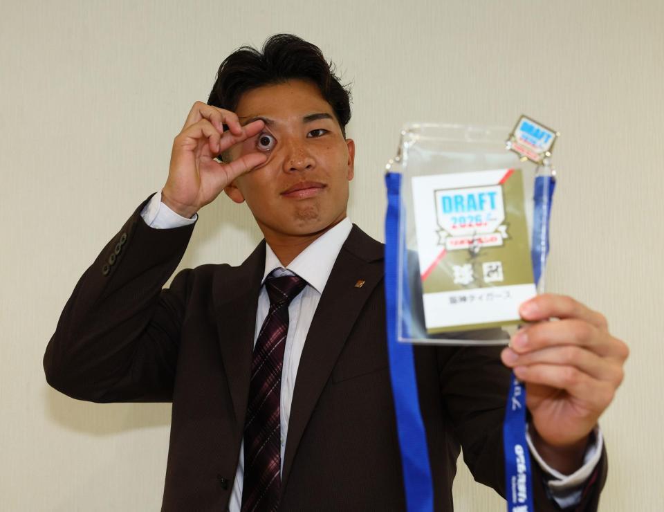 自身が好きな内藤哲也の「内藤ポーズ」で記念撮影に応じるドラフト６位指名の東京ガス・越川海翔（撮影・中島達哉）