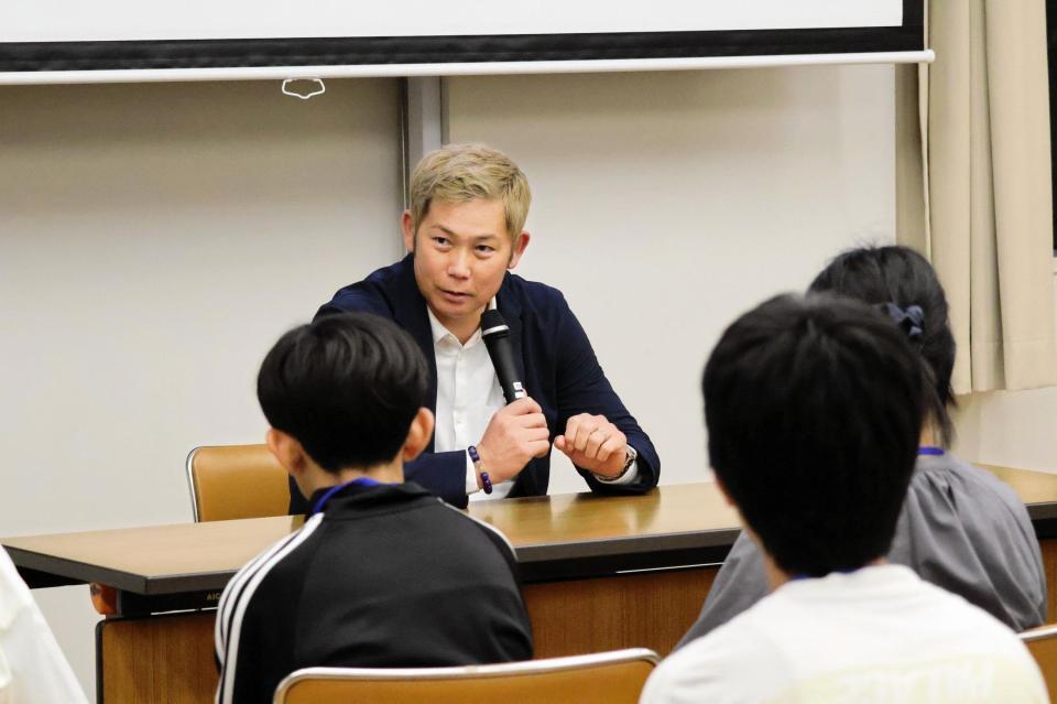 子どもたちに講演を行う阪神・岩田稔ＣＡ