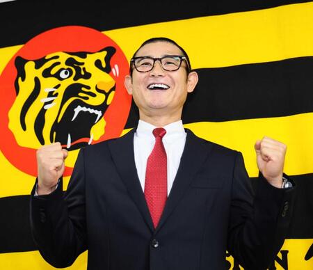 　打撃コーチに就任する坪井智哉氏はガッツポーズで笑顔を見せる（撮影・田中太一）