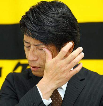 　２軍打撃コーチに就任する的場寛一氏は会見で感極まる（撮影・山口登）
