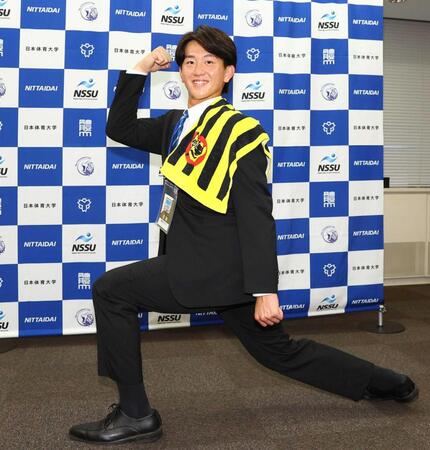 　日体大伝統の「エッサッサ」ポーズをとる日体大・馬場