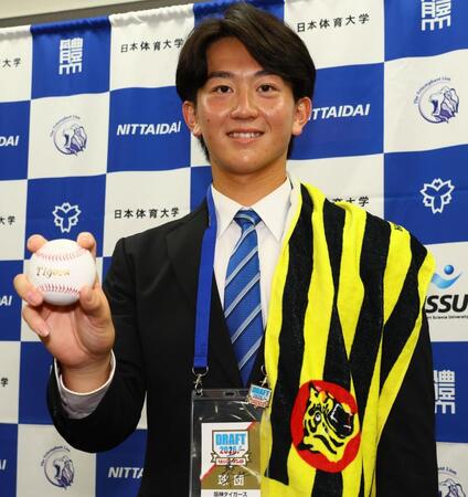 指名あいさつで記念撮影に応じるドラフト２位指名の日体大・馬場拓海（撮影・中島達哉）
