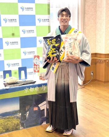 　自身がプロデュースする超人米と与謝野町のお米をＰＲする糸井嘉男ＳＡ（撮影・河西俊輔）