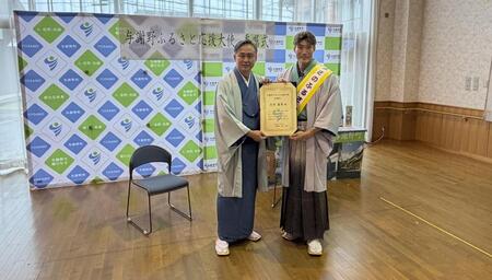 委嘱状を手に受け取る糸井嘉男ＳＡ（右）と佐賀利裕与謝野町長（左）