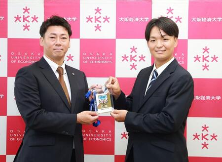 岡本スカウト（左）と写真に納まる大経大・常深颯大