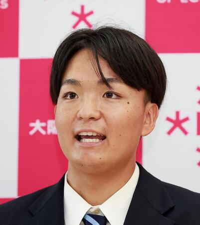 指名あいさつを終え、会見する大経大・常深颯大（撮影・西田忠信）