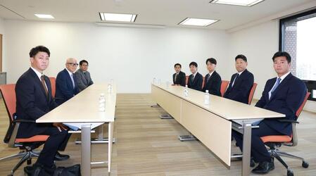 指名あいさつを受ける大経大・常深颯大（右から３人目）＝撮影・西田忠信