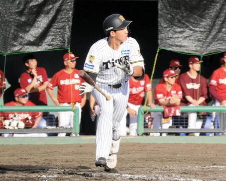 ９回、逆転サヨナラ３ランを放つ立石