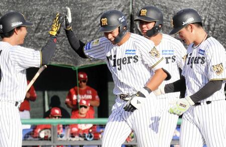 ９回、逆転サヨナラ３ランを放ち笑顔で迎えられる立石（左から２人目）