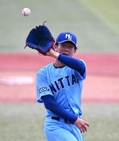６回、打球にグラブを出す日体大の馬場拓海（撮影・堀内翔）