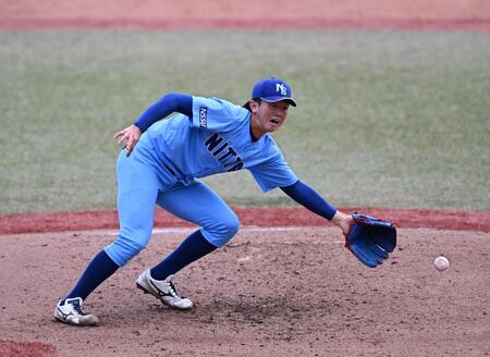 ３回、打球にグラブを出す日体大の馬場拓海（撮影・堀内翔）