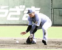 　２回、遊ゴロを処理する高寺（撮影・間宮涼）