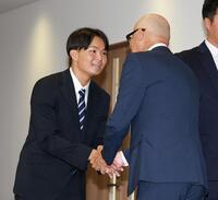 畑山統括スカウト（右）と握手をする大経大・常深颯大（撮影・西田忠信）