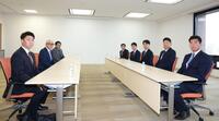 指名あいさつを受ける大経大・常深颯大（右から３人目）＝撮影・西田忠信