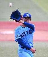 ６回、打球にグラブを出す日体大の馬場拓海（撮影・堀内翔）