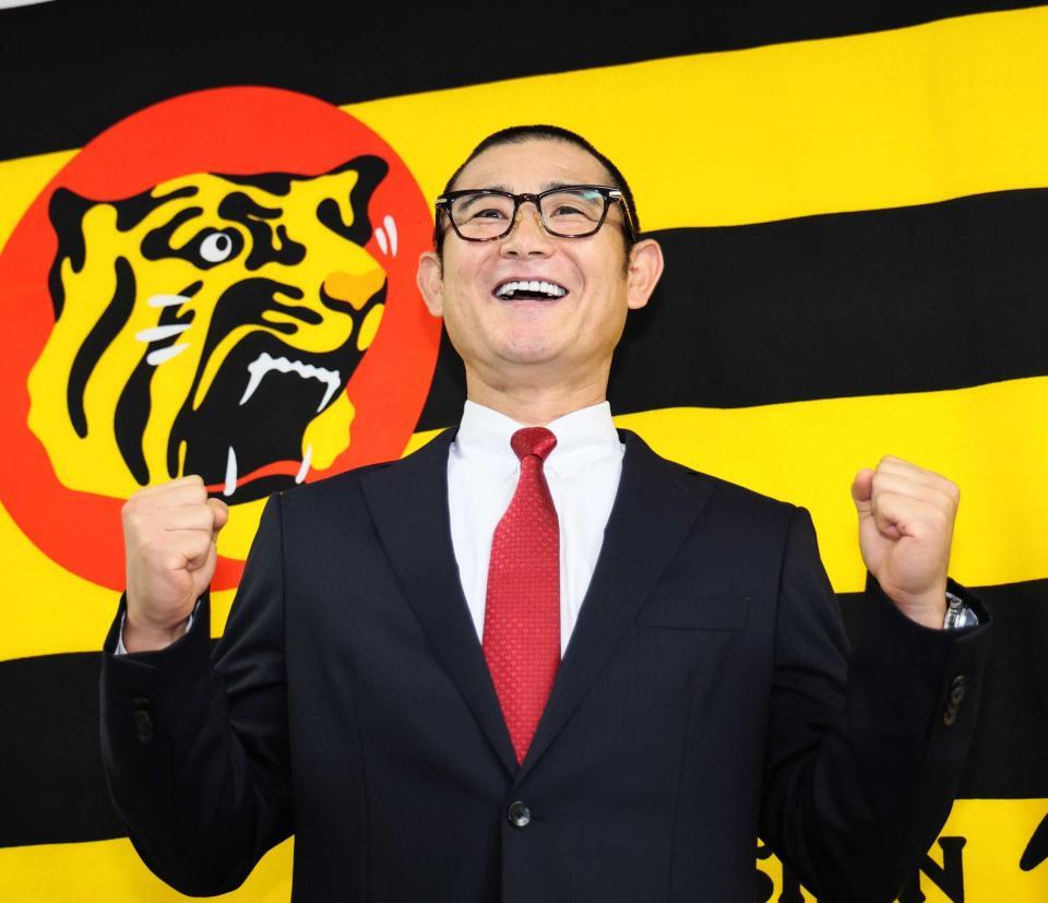 　打撃コーチに就任する坪井智哉氏はガッツポーズで笑顔を見せる（撮影・田中太一）