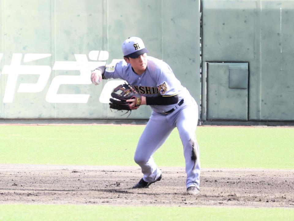 ２回、遊ゴロを処理し二塁へ転送する高寺