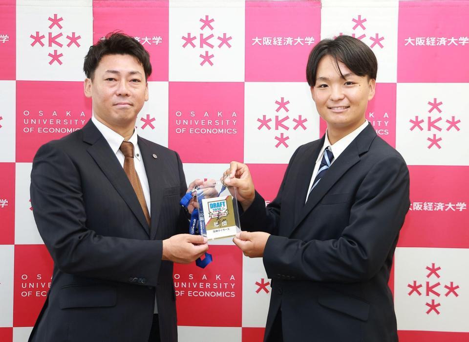 岡本スカウト（左）と写真に納まる大経大・常深颯大