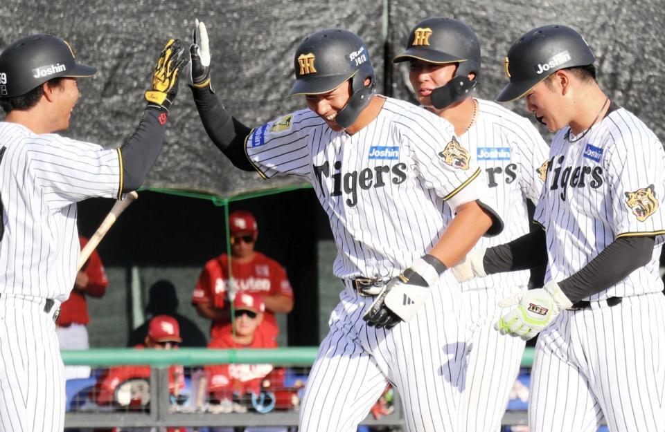 ９回、逆転サヨナラ３ランを放ち笑顔で迎えられる立石（左から２人目）