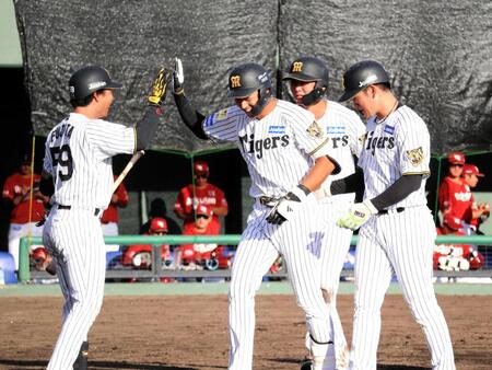 　９回、逆転サヨナラ３ランを放ち、笑顔で迎えられる立石（中央）＝撮影・間宮涼