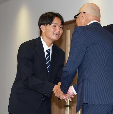 　来訪した畑山統括スカウト（右）と握手を交わす