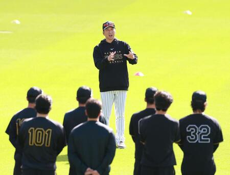 練習前、ナインに話をする藤川監督（撮影・西田忠信）