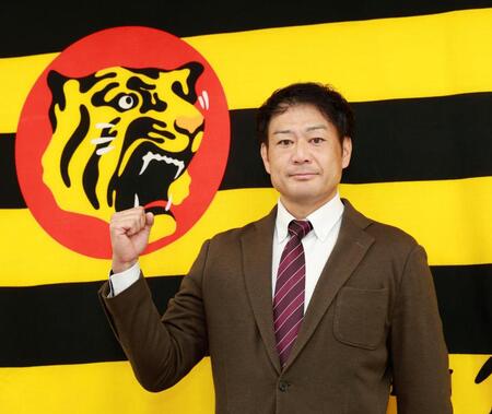 就任会見を終え、ポーズを決める岡崎太一ファームバッテリーコーチ（撮影・西田忠信）