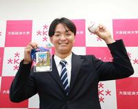 　藤川監督のサイン入りパスを手に笑顔を見せる大経大・常深（撮影・西田忠信）　