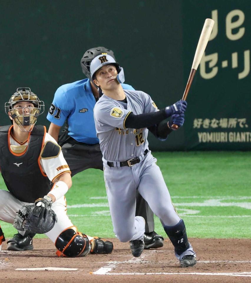 　８月１３日巨人戦の６回、逆転２ランを放つ坂本