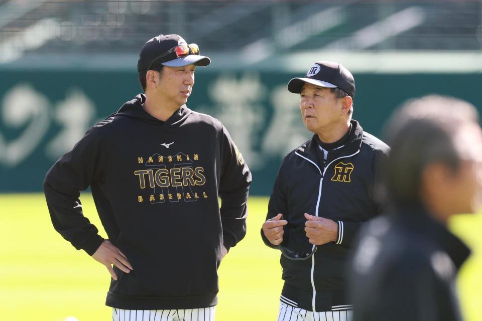 藤川監督（左）と話す平田２軍監督（撮影・西田忠信）
