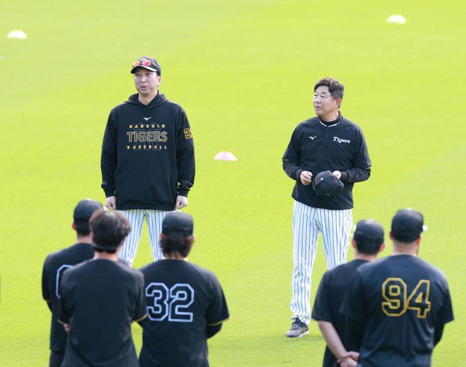 練習前に話をする藤川監督（左）と平田ヘッドコーチ（撮影・西田忠信）