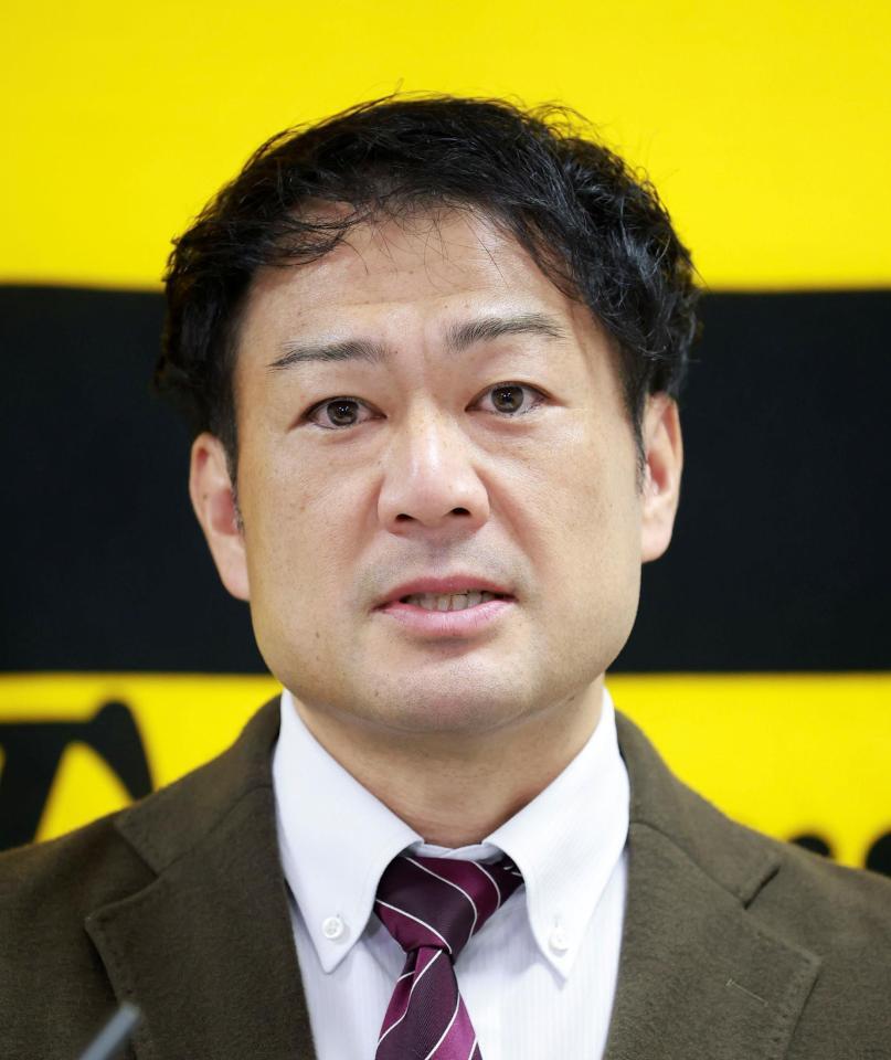 就任会見をする岡崎太一ファームバッテリーコーチ（撮影・西田忠信）