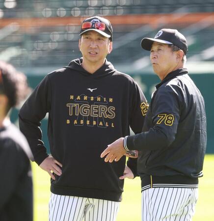 藤川監督（左）と話す平田ヘッドコーチ（撮影・西田忠信）
