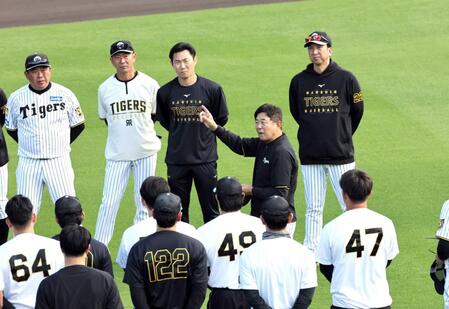 　練習前、コーチ・選手を集めて訓示する平田ヘッドコーチ。右奥は藤川監督（撮影・田中太一）