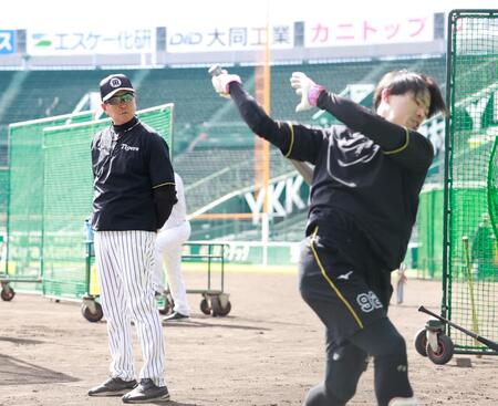 福島（右）の打撃練習を見る平田ヘッドコーチ（撮影・西田忠信）