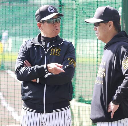 和田２軍監督（右）と話す平田ヘッドコーチ（撮影・西田忠信）