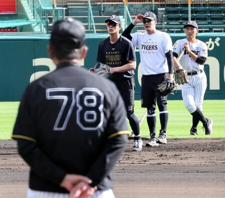 平田ヘッドコーチが見る中、ショートでノックを受ける小幡（左）と元山（撮影・田中太一）
